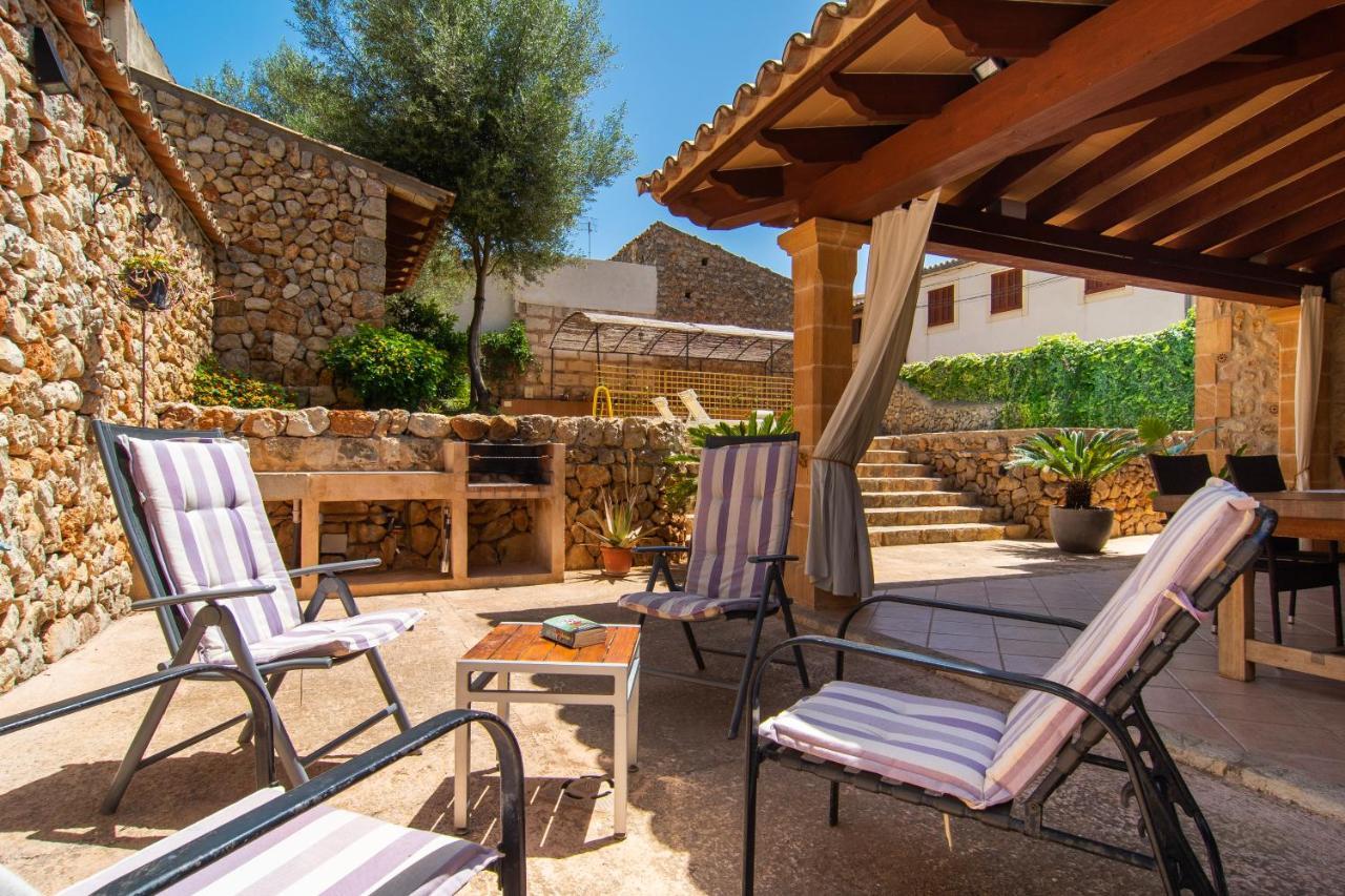 Vakantiehuis Fabulous Rural House With Views To The Mountains With Swimming Pool